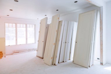 Kapı yüklü konut projesinin iç inşaatı