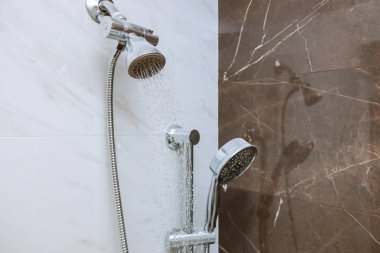 Duş başlıkları ile çağdaş banyo