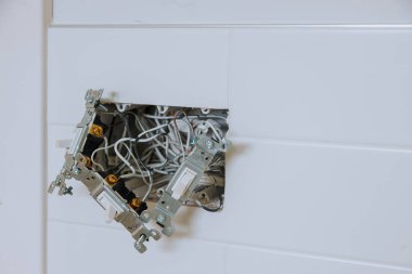 Kurulumda elektrik anahtarı kurulumu, elektrik kutuları duvarı