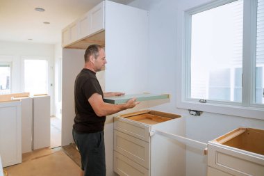 Müteahhitler bir laminat sayaç üst bir mutfak remodel yükleme.