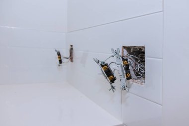 Banyo iç ışık duvarında bağlantı telleri ile beyaz kurulum elektrik anahtarı