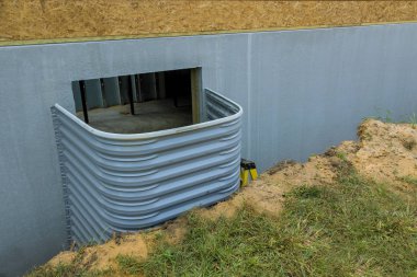 Evin bodrum katı için bina pencere kuyusu için beton yapı kurulumu