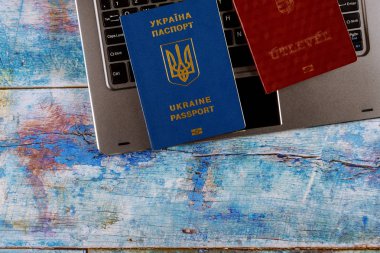 Ukrayna biyometrik pasaportu ve bilgisayar klavyesinde Macar pasaportu kayıt için başvuru formu doldurma