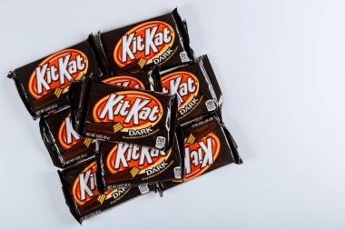 Nestle tarafından yapılan Kit Kat koyu çikolataları beyaz arkaplanda izole edilmiş.