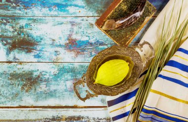 Din bayramını kutlayan Yahudi Sukkot. Etrog, lulav, hadas arava kippah ve shofar tallit dua kitabı