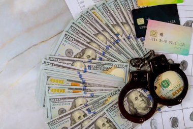 Başkalarının kredi kartlarını kullanmaktan tutuklanma Amerikan doları para, kelepçe ve parmak izi kayıtları.
