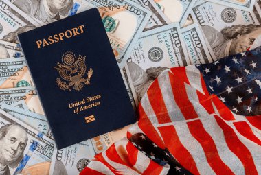 Vatansever Amerikan pasaportu, Amerikan bayrağındaki 100 Amerikan banknotunun üstünde.