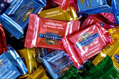 Ghiradelli marka çikolatalı karamel. Amerika 'daki çikolata şirketinde koyu..