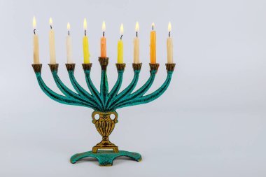 Hanuka bayramında Menorah.
