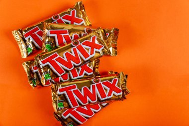 Mars tarafından üretilen çikolata kalıpları 1991 yılından beri turuncu arka planda karamel ve sütlü çikolata kullanılmaktadır..