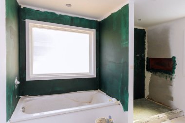 İç alçıpan kaplamasında bir banyo kurulumunu yeniden yapılandırmak