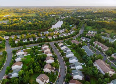 Geniş manzara, gökyüzü manzarası yüksek binalar, güzel gündoğumunda konutlar.