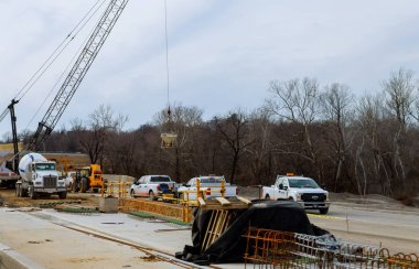 Sokaktaki işçiler asfalt ile yol iyileştirme çalışmalarının yeniden yapılandırılması altında