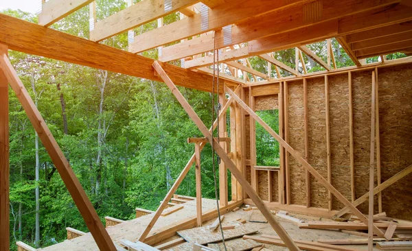 Fachwerkbalken des neuen Hauses im Bau — Stockfoto