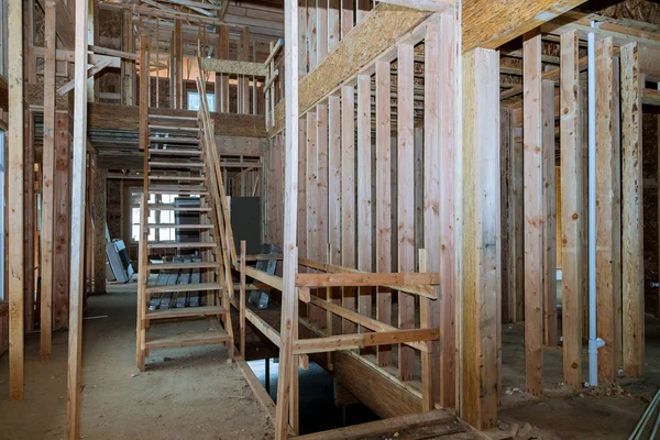 Nieuwbouw van balkenbouw huis omlijst de grond omhoog — Stockfoto