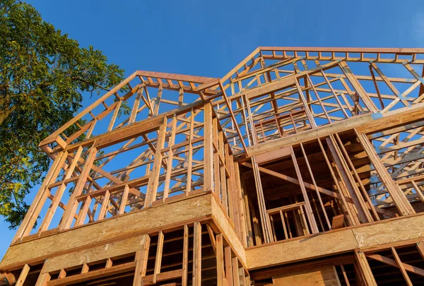 Casa de nueva construcción enmarcando contra un cielo azul — Foto de Stock