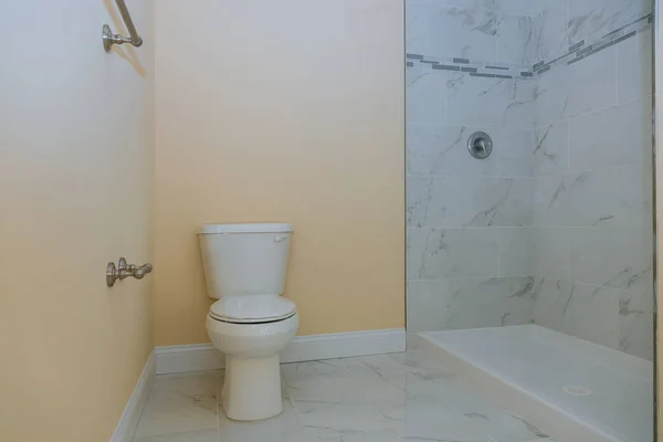 화장실에 있는 현대식 샤워기 — 스톡 사진