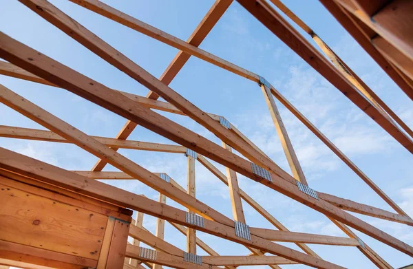 Accueil nouveau bâton construit maison en construction un ciel bleu — Photo