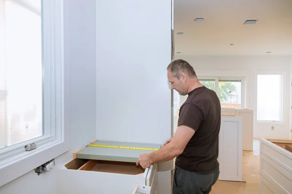 Instalación de contratistas una encimera laminada una remodelación de la cocina . —  Fotos de Stock