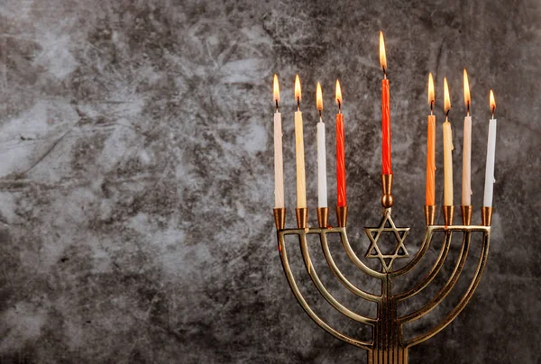 Chanoeka menorah met kaarsen branden — Stockfoto
