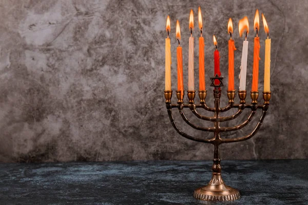 Ljust glödande Hanukkah Menorah mjukt fokus — Stockfoto