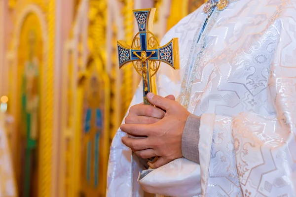 Sacerdote ortodosso tiene con una croce in mano — Foto Stock