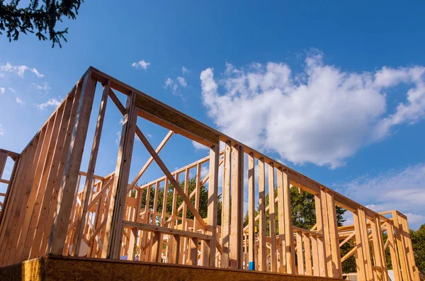 Casa de nueva construcción enmarcando contra un cielo azul — Foto de Stock