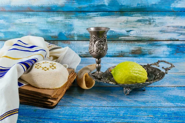 Zsidó rituális fesztivál Sukkot a zsidó vallási szimbólum Etrog, Lulav, hadas, arava tallit imádkozó könyv kippah és shofar — Stock Fotó