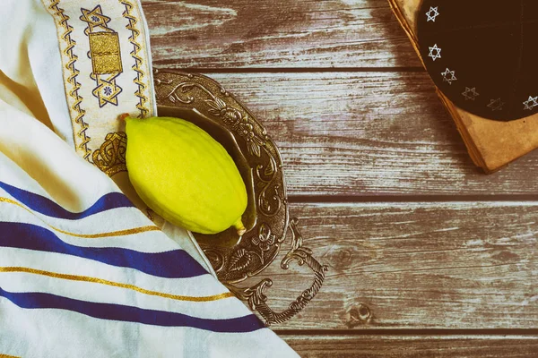Sukkot Jewish festival of traditional religious symbol Etrog, lulav, hadas, arava kippah tallit praying book — Stock Photo, Image