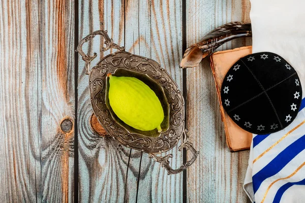 Židovský rituální festival Sukkotu v židovském náboženském symbolu Etrog, lulav, hadas, arava tallit modlitební kniha kippah a shofar — Stock fotografie