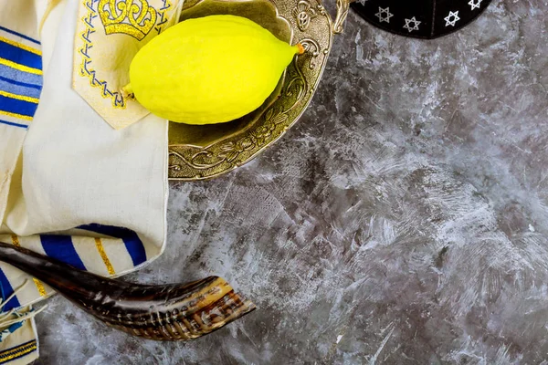 Traditional symbols Jewish festival of Sukkot Etrog, lulav, hadas, arava praying book kippah Tallit — Stock Photo, Image