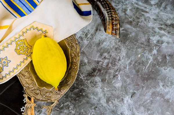 Religion jewish celebration holiday Sukkot. Etrog, lulav, hadas arava kippah and shofar tallit praying book — Stock Photo, Image