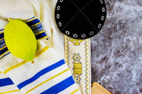 Joods festival van Sukkot de traditionele symbolen Etrog, Lulav, hadas, arava. bidden boek kippah Tallit — Stockfoto