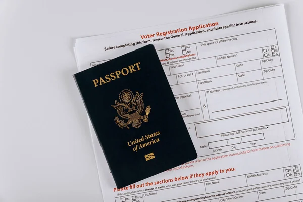 持美国护照的美国选民登记申请 — 图库照片