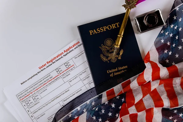 Amerykański formularz zgłoszeniowy do wyborów prezydenckich z flagą USA i paszportem — Zdjęcie stockowe