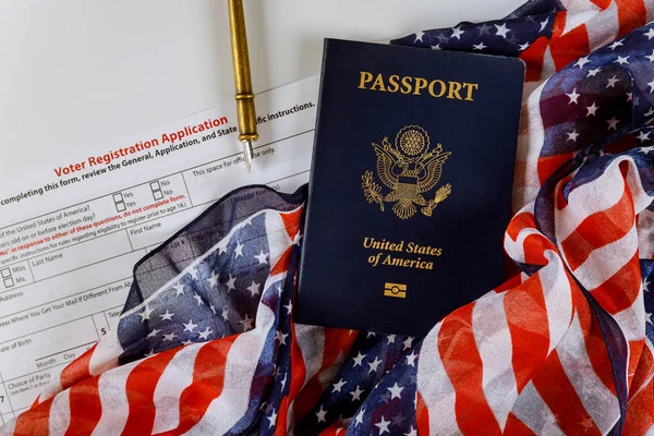 用悬挂美国国旗的Usa护照登记美国人的投票 — 图库照片