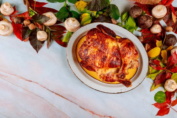 Золотая жареная курица с праздничным ужином — стоковое фото