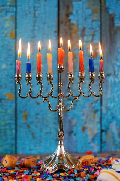 Velas tradicionales de plata Hanukkah toda la luz de las velas en la menorah — Foto de Stock