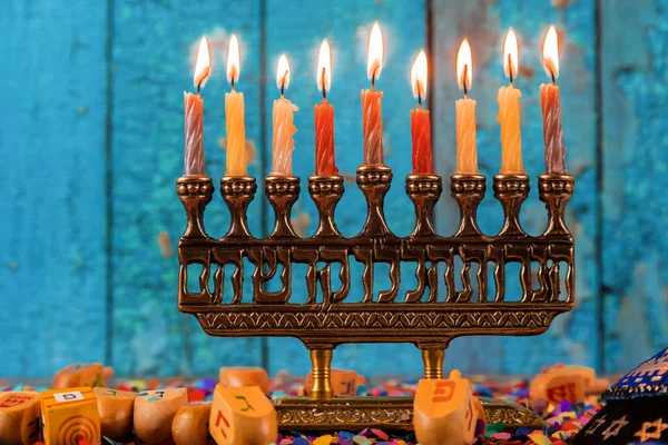 Yahudi bayramında menorayla bayram bayramınız kutlu olsun. — Stok fotoğraf