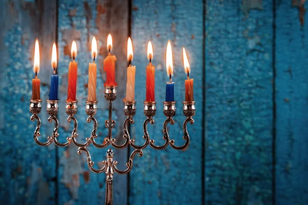Kaarsen aansteken in menorah voor Chanoeka — Stockfoto