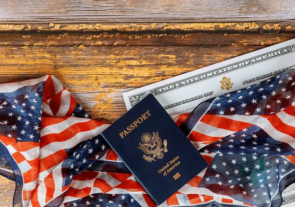 Passaporte dos EUA e certificado de naturalização de cidadania bandeira dos EUA sobre fundo de madeira — Fotografia de Stock