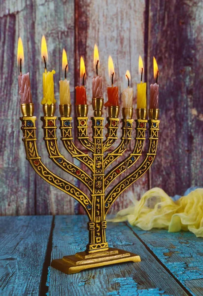 Hanukkah menorah med brinnande ljus — Stockfoto