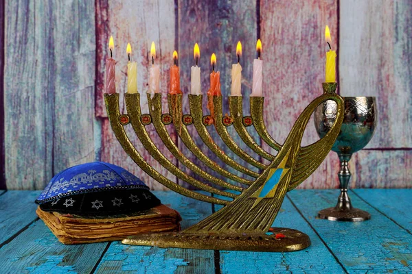 Hanuka gyertyák minden zsidó szimbólum kóser bor ünneplés és kipah — Stock Fotó