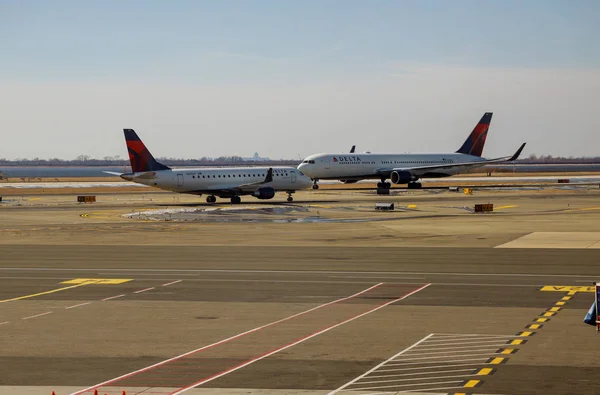 Αεροπλάνα της Delta Airlines, πύλες αεροδρομίων που εξυπηρετούν το Διεθνές Αεροδρόμιο F. Kennedy. Αερογραμμές Delta — Φωτογραφία Αρχείου