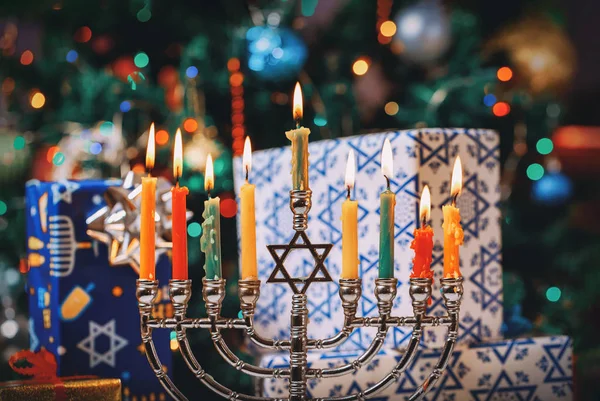 Hanukkah menorah con velas ardientes —  Fotos de Stock
