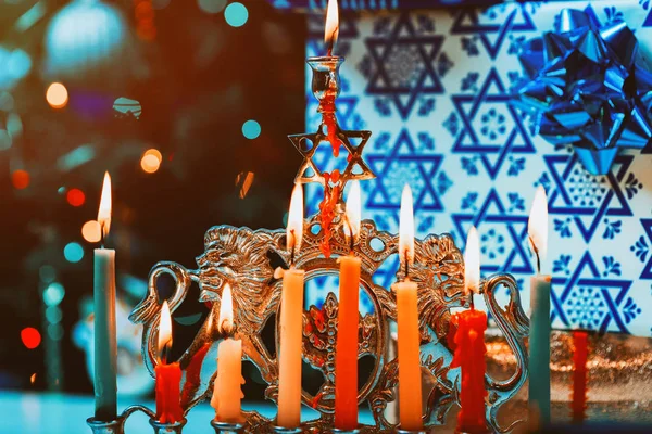 Яскраво сяючий Hanukka Menorah м'який фокус — стокове фото