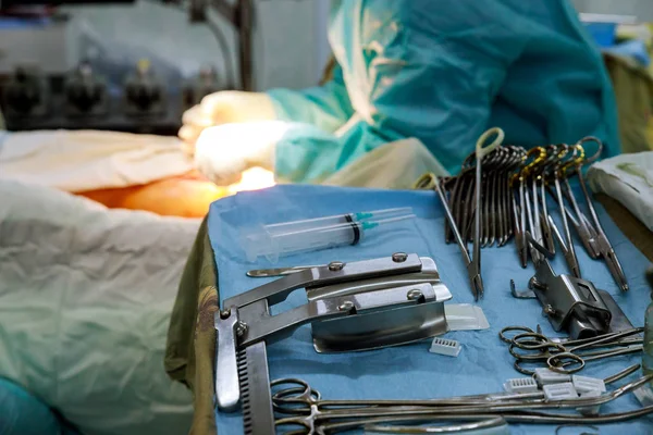 Herramientas quirúrgicas para cirugía a corazón abierto en quirófano — Foto de Stock