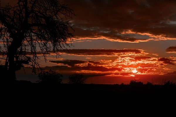 Feurig orange und lila Sonnenuntergang schöner Himmel. — Stockfoto