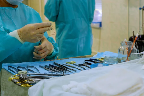 蓝色手术器械上的消毒手术器械工具. — 图库照片