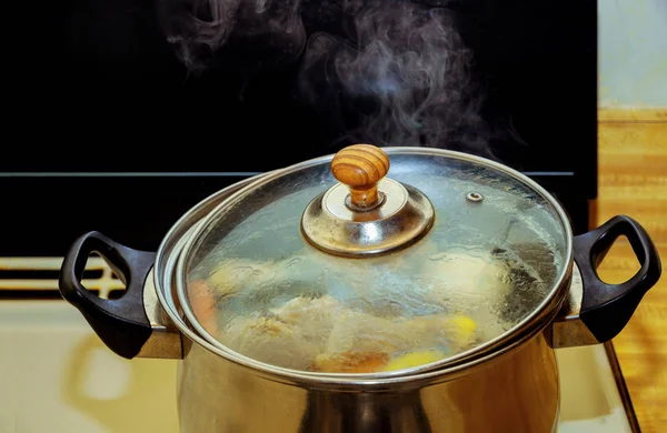 Caldo caseiro de frango com carne em osso e legumes em um metal no fogão a gás — Fotografia de Stock